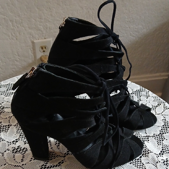 Delman Black Lace Up Gladiator Elegant Design - Picture 3 of 10